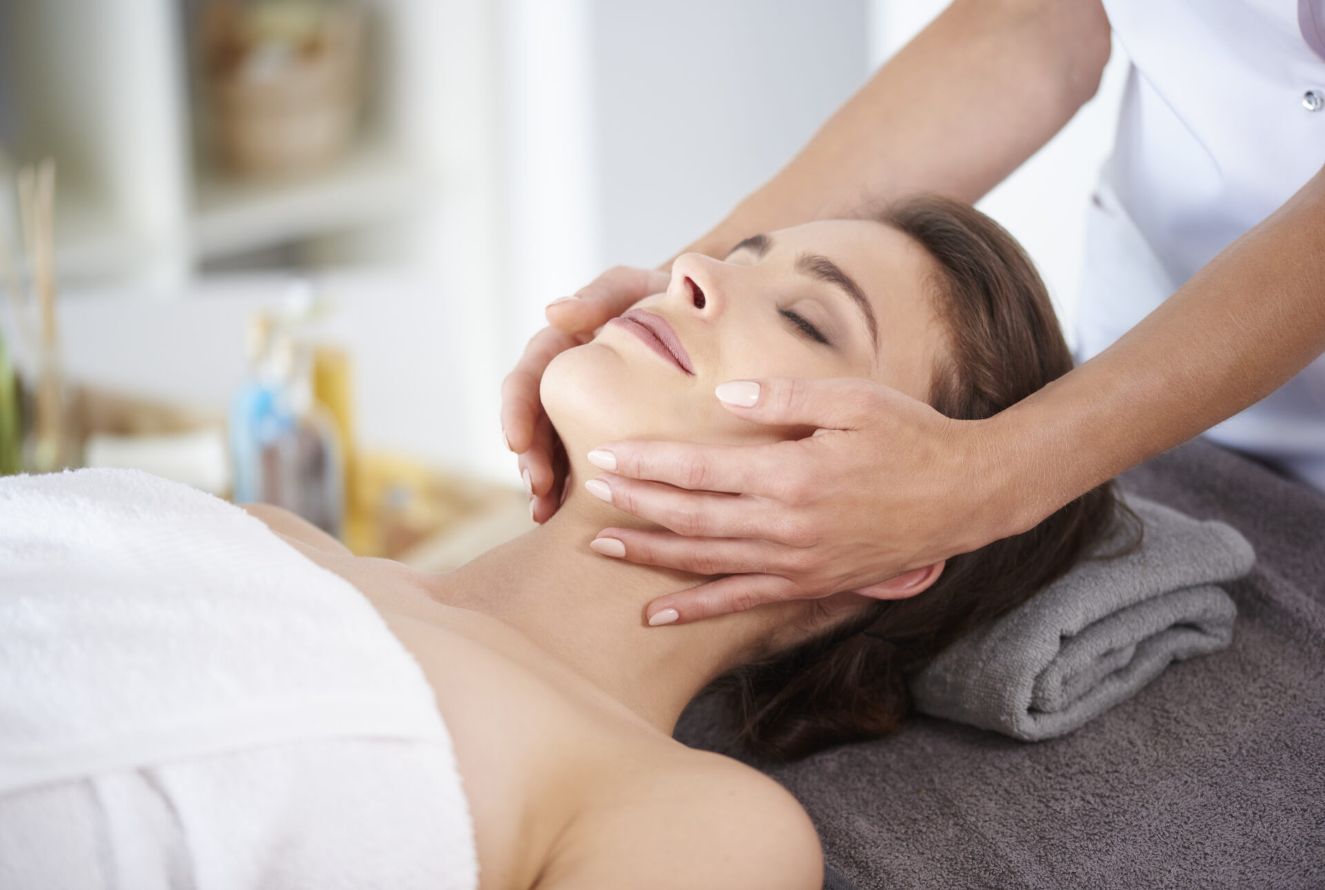 🌸 Face Massage for Digestion: Can Touch Heal Bloating and Gas?
